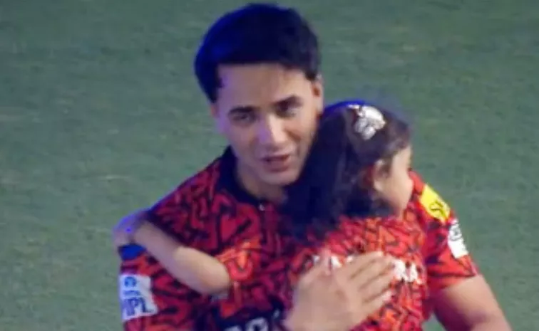 Abhishek Sharma Little Niece Consoles Him With Hug After SRH Heartbreaking Loss