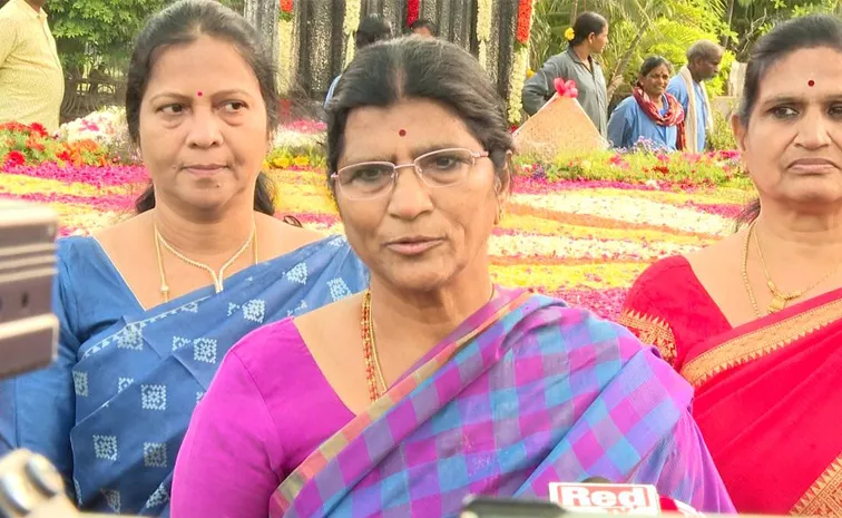 Lakshmi Parvathi Pay Tribute To NTR 101 Birth Anniversary