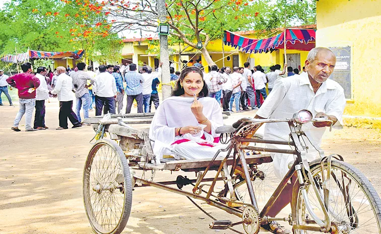 సిద్దిపేట జిల్లా చేర్యాలలో రిక్షాలో వచ్చి ఓటేసిన దివ్యాంగురాలు రాజేశ్వరి   