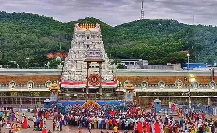 Huge Devotees Rush At Tirumala Tirupathi Devasthanam