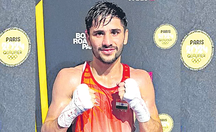 Indian Boxer Sachin Siwach in Quarter Final