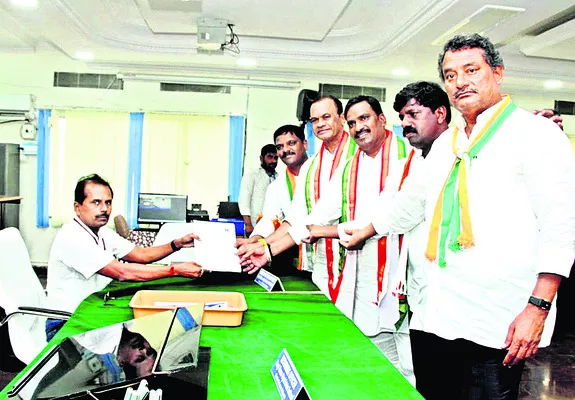 ఐదుగురి నామినేషన్లు
