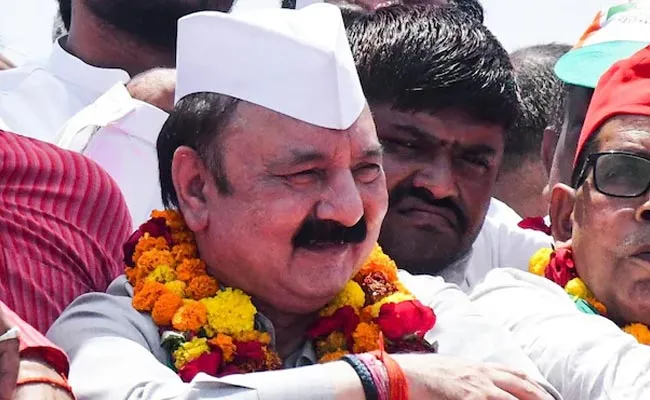 Congress Amethi candidate Pick Replies over BJP Leader Called Him Gandhi Chaprasi