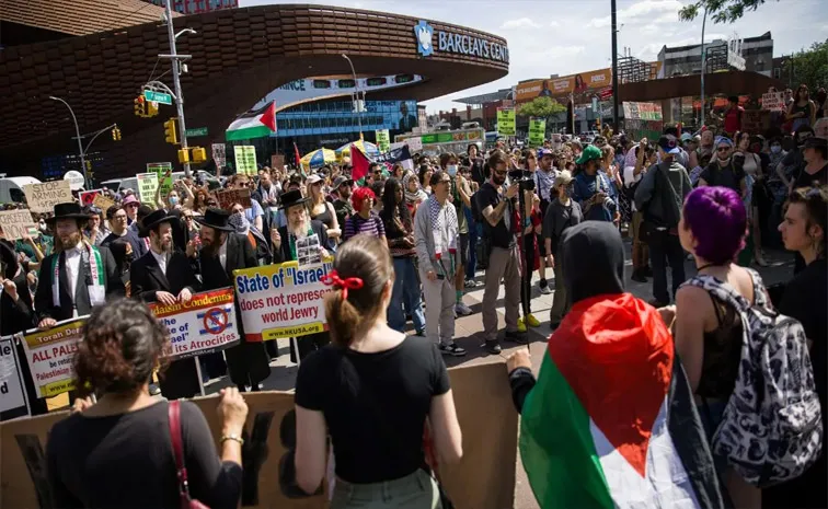 Palestine Supporters Storm Brooklyn Museum, New York