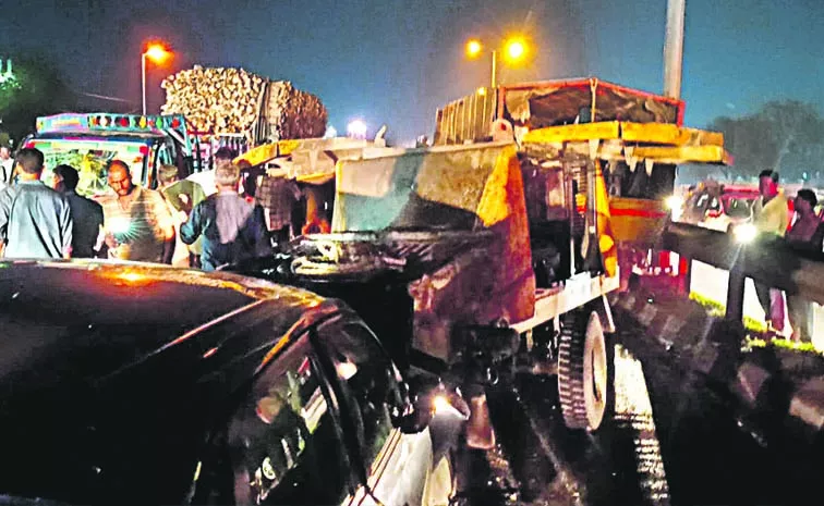 car collided with parked mix vehicle: Guntur