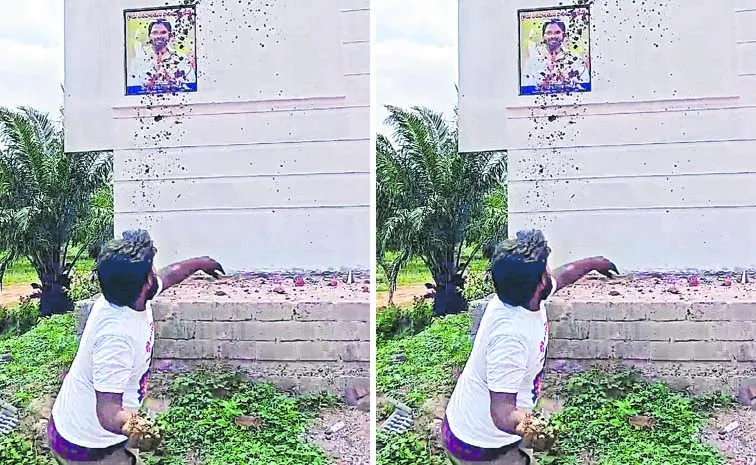 TDP attacking the secretariat building in Saripally