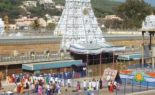 Huge Devotees Rush At Tirumala