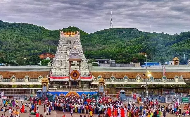 Huge Devotees Rush at Tirupati 