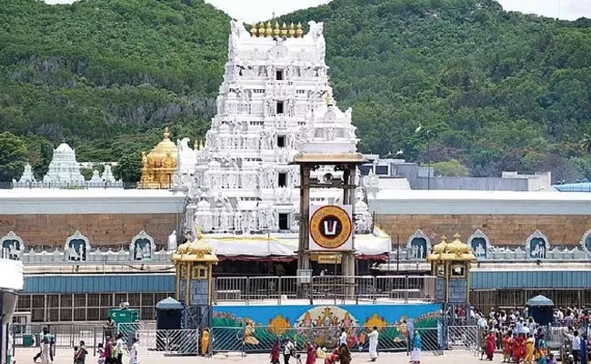 Huge Devotees Rush At Tirumala Tirupati Temple