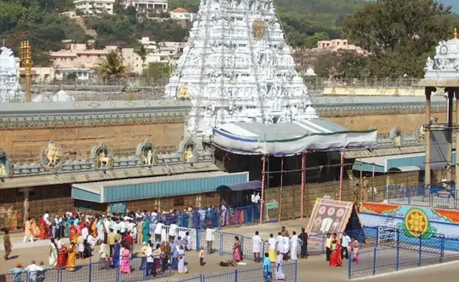 Huge Devotees Rush In Tirumala Temple