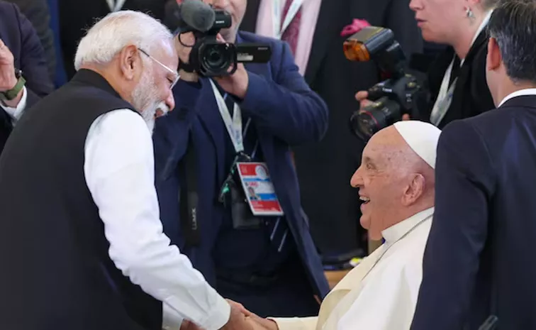 Kerala Congress Unit Apology On Modi Pope Photo Row