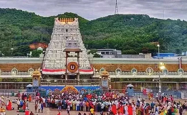 Huge Devotees Rush In Tirumala Temple