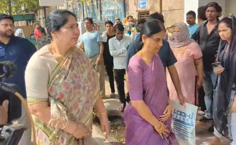  Ex Ministers Sabitha And Satyawathi Rathod Meets MLC Kavitha In Tihar Jail