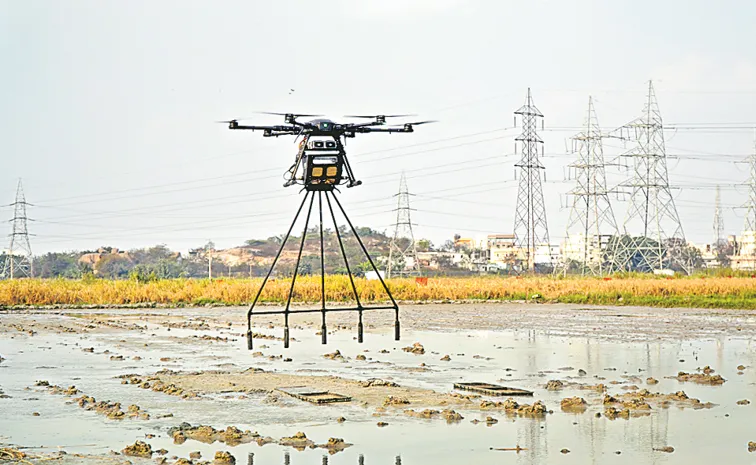 పొలంలో వరి విత్తనాలు వేస్తున్న డ్రోన్‌