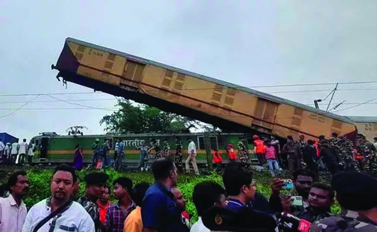 Bengal Darjeeling district Train accident goods train passingers killed