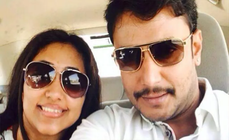 kannada hero Darshan Wife Vijayalakshmi Meets Him In Bengaluru Police Station