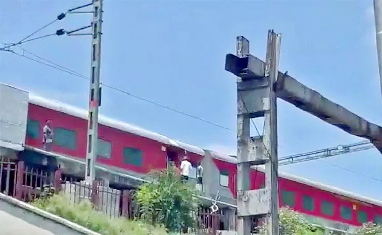 Hyderabad Mettuguda Train Fire Accident