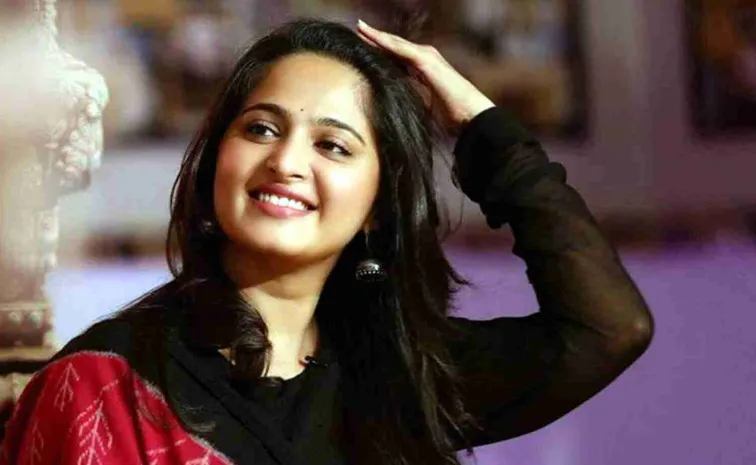 Anushka Shetty Rejects 5 Crore Offer In Star Hero Movie