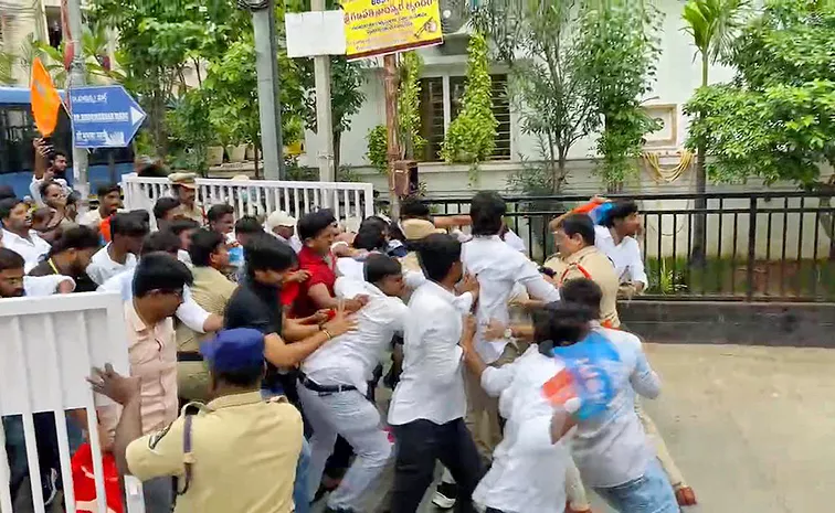 MLC Venkat And NSUI Leaders Protest At Kishan Reddy House