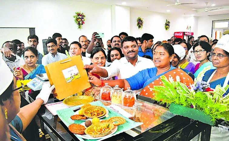 Mahila shakti canteens should grow as a brand in Telangana