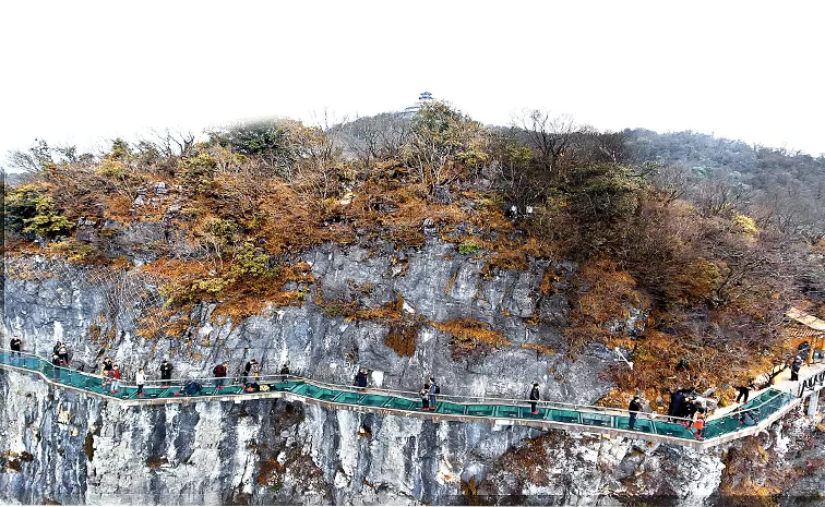 The Walkway On The Edge Of The High Hill Is The Glass Bridge