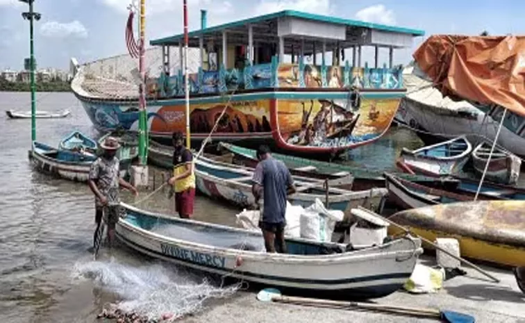 Sri Lanka Navy arrests four Indian fishermen