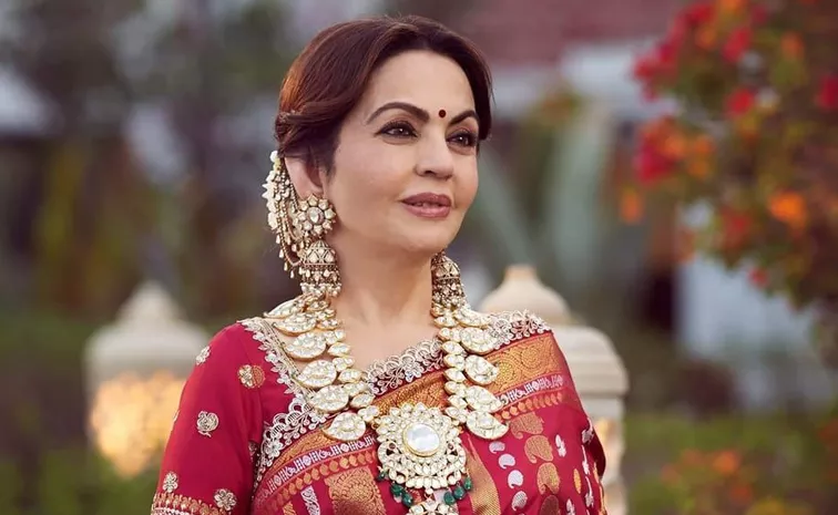 Nita Ambani in Kashi Vishwanath Temple