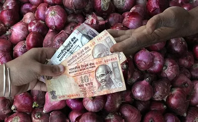 Onion farmers demanding the suspension of Nafed operations due to reported irregularities