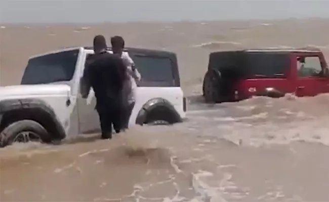 Video: Gujarat men drive SUVs into sea for Instagram reels get trapped