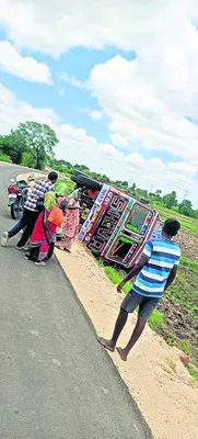 లారీ ఢీకొని 8 మేకలు మృతి 