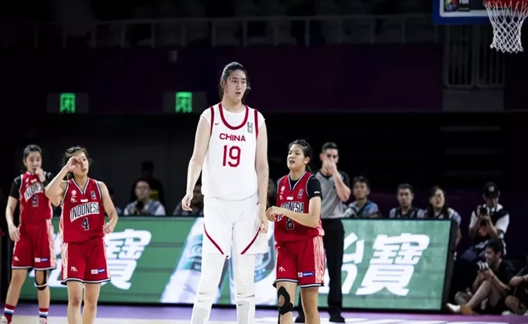 China's 7 Foot 3 Inches Teenage Basketball Star Zhang Ziyu Shows Promise At Youth Tournament