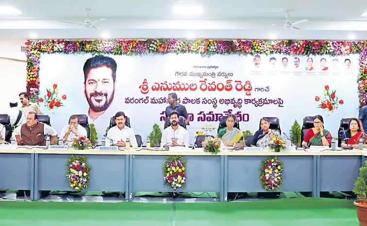 శనివారం హనుమకొండ కలెక్టరేట్‌లో మంత్రులు కోమటిరెడ్డి వెంకట్‌రెడ్డి, దామోదర రాజనర్సింహ,  పొంగులేటి శ్రీనివాస్‌రెడ్డి, కొండా సురేఖ, సీతక్కతో కలిసి అభివృద్ధి పనులపై సమీక్షిస్తున్న సీఎం రేవంత్‌రెడ్డి   