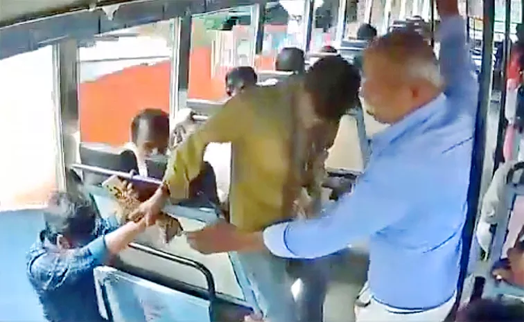 conductor In Kerala saves a guy from Falling Down from Bus