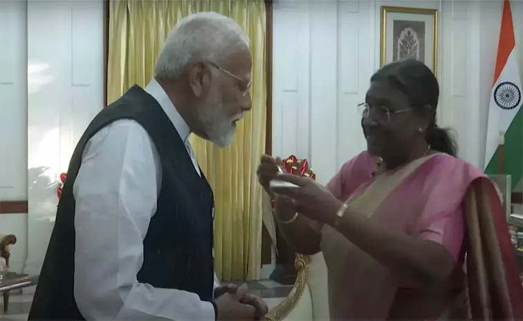 Droupadi Murmu Feeds PM Modi Dahi Cheeni At Rashtrapati Bhavan