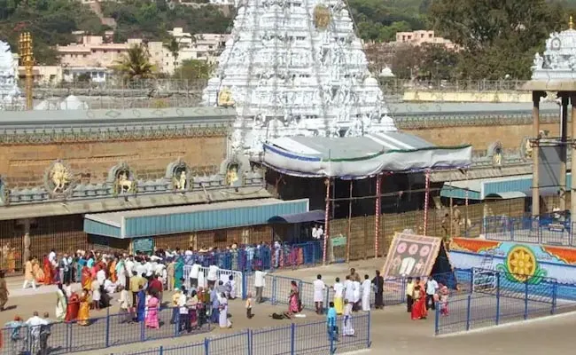 Huge Devotess Rush At Tirumala