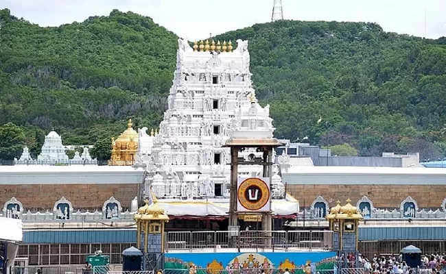 Huge Devotees Rush at Tirupati 