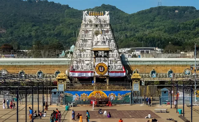 Huge Devotees Rush at Tirupati 