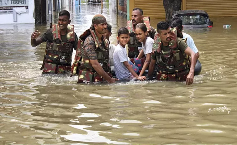 flood in up 800 villages surrounded