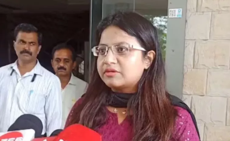 Trainee IAS officer Puja Khedkar First Reaction On Allegations