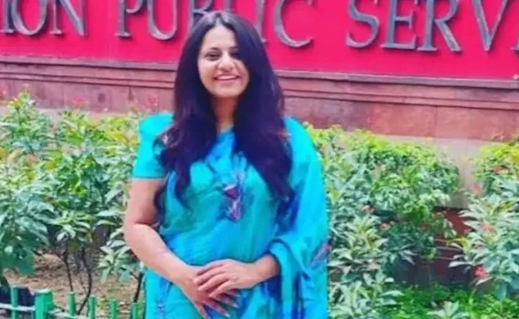 pune Police booked case on Pooja Khedkar parents