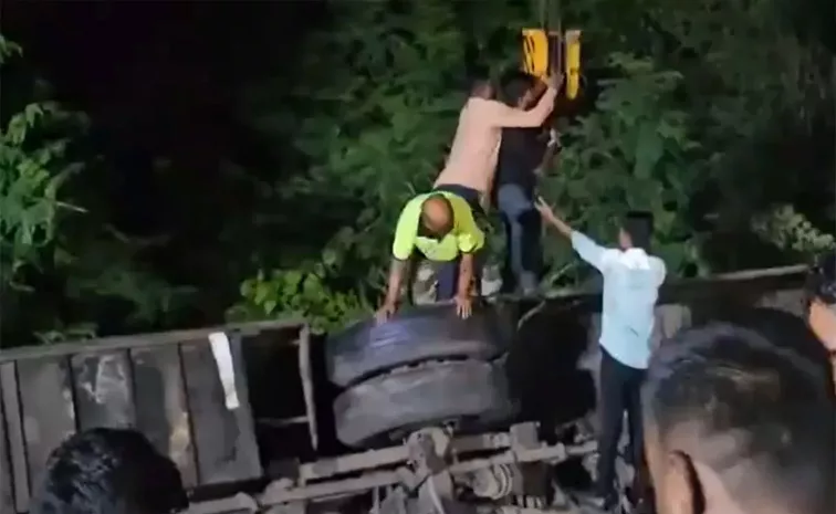 Accident Between Bus and Tractor on Mumbai pune Expressway