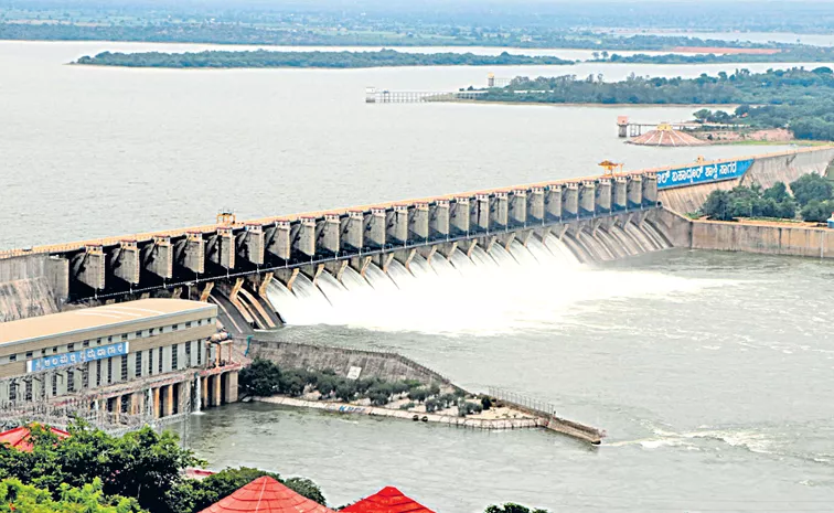 The flood in the main bank of the Krishna continues steadily