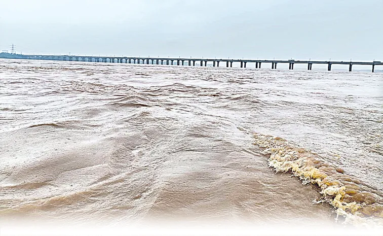 Rising flow In Godavari River With Heavy Rains Effect