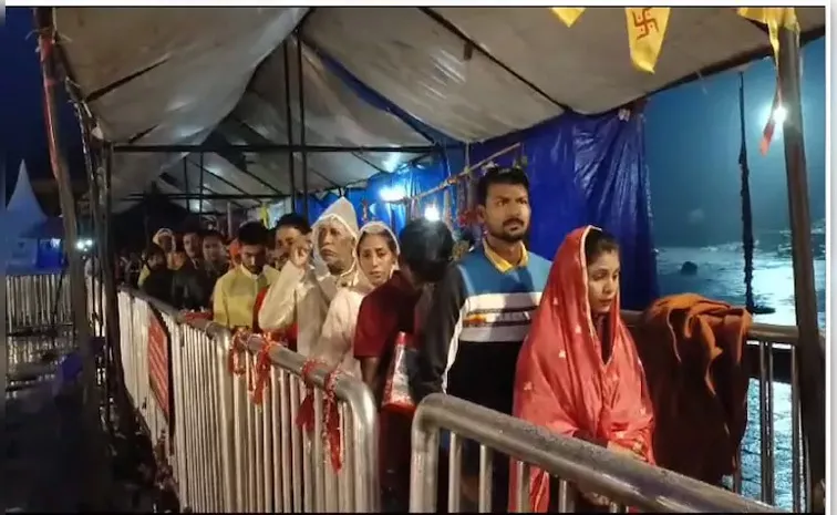 Huge Crowd Of Devotees Gathered To See Baba Kedar