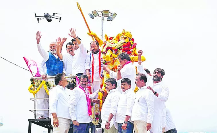 Sarvai Papanna Goud Statue unveiled in Nagarkurnoo