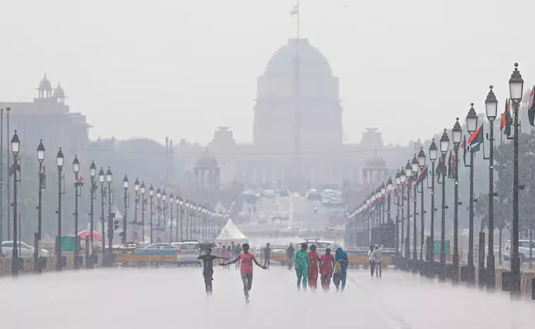 Heavy Rain Lashes Delhi, Noida Areas