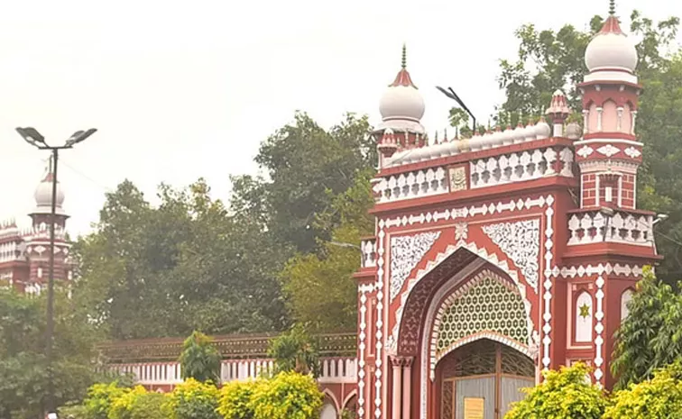 Firing Between Employees in Aligarh Muslim University