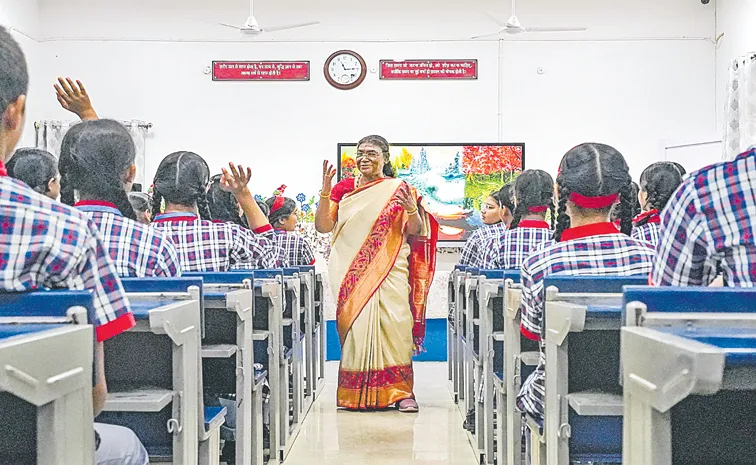 President Murmu takes up role of teacher for school students