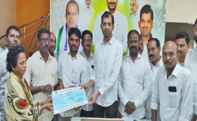 Ys Jagan Financial Assistance Of Rs 5 Lakh To The Girl Family