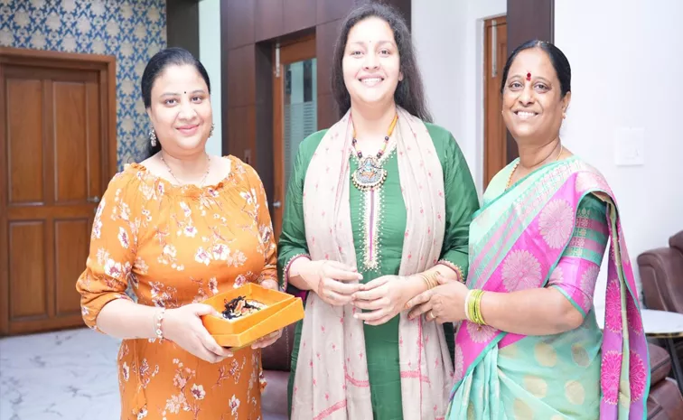 Actress Renu Desai Meets Telengana Minister Konda Surekha at Home